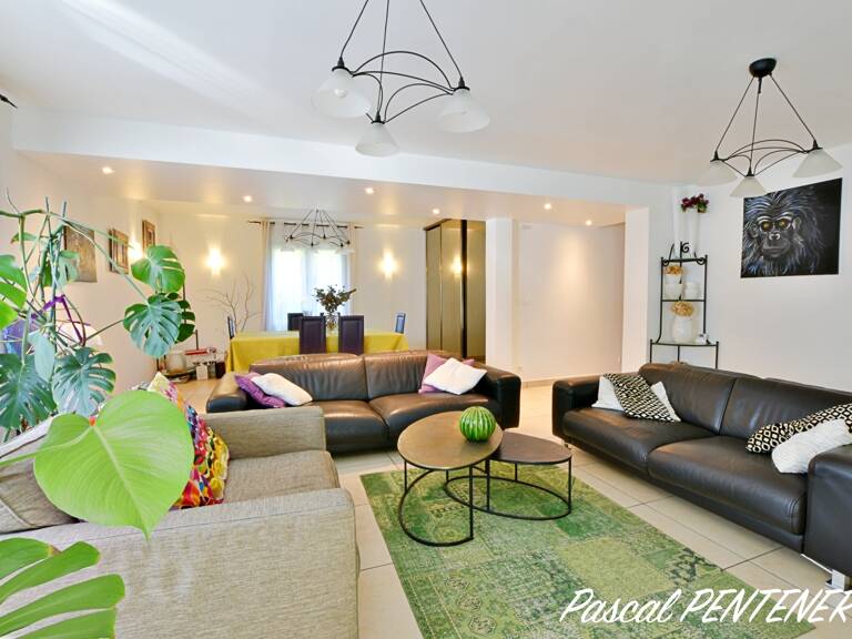 Volumes, lumière et sobriété énergétique : la maison familiale que vous attendiez à DECINES CHARPIEU (69) — photo 1