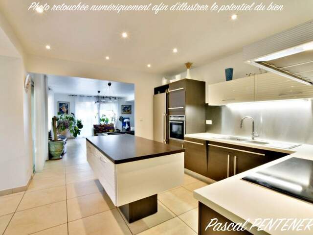 Volumes, lumière et sobriété énergétique : la maison familiale que vous attendiez à DECINES CHARPIEU (69) — photo du bien