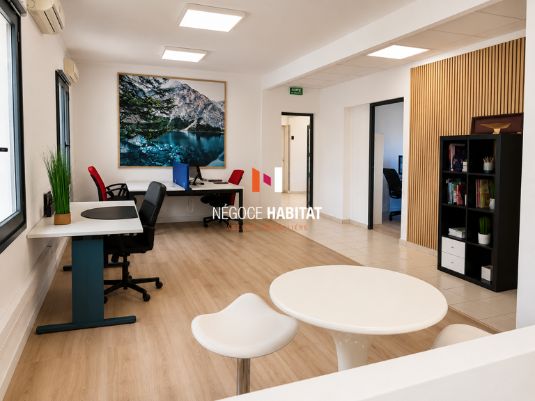 LOCAL COMMERCIAL 187M2 - ZAC DE LA PETITE CAMARGUE LUNEL — photo 1