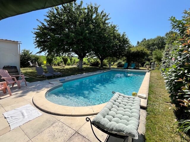 Dans une impasse en campagne, maison rénovée avec piscine, jardin clos