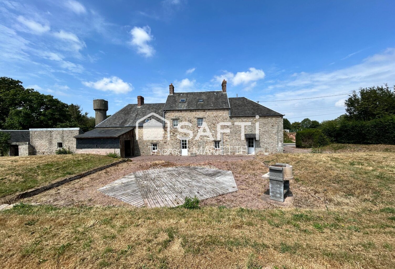 Maison de caractère de 195 m² avec 2 000 m² de terrain, proche de l'A84 et de Vire. Beaux volumes, fort potentiel et possibilité d'acquérir un terrain constructible supplémentaire. — photo 1