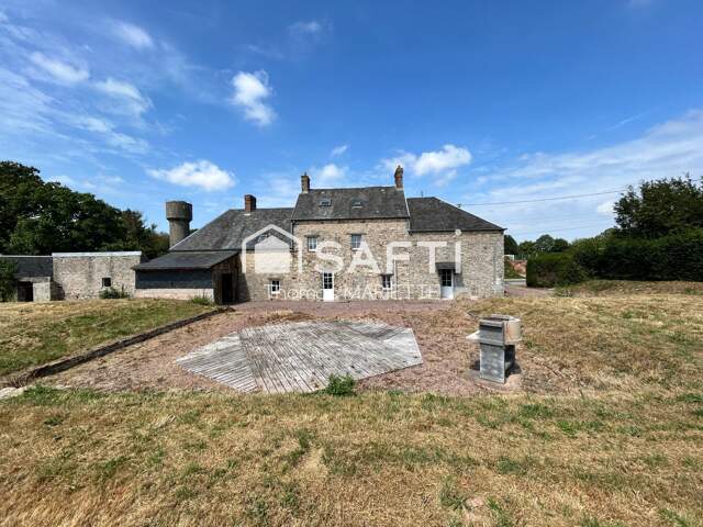 Maison de caractère de 195 m² avec 2 000 m² de terrain, proche de l'A84 et de Vire. Beaux volumes, fort potentiel et possibilité d'acquérir un terrain constructible supplémentaire. — photo du bien