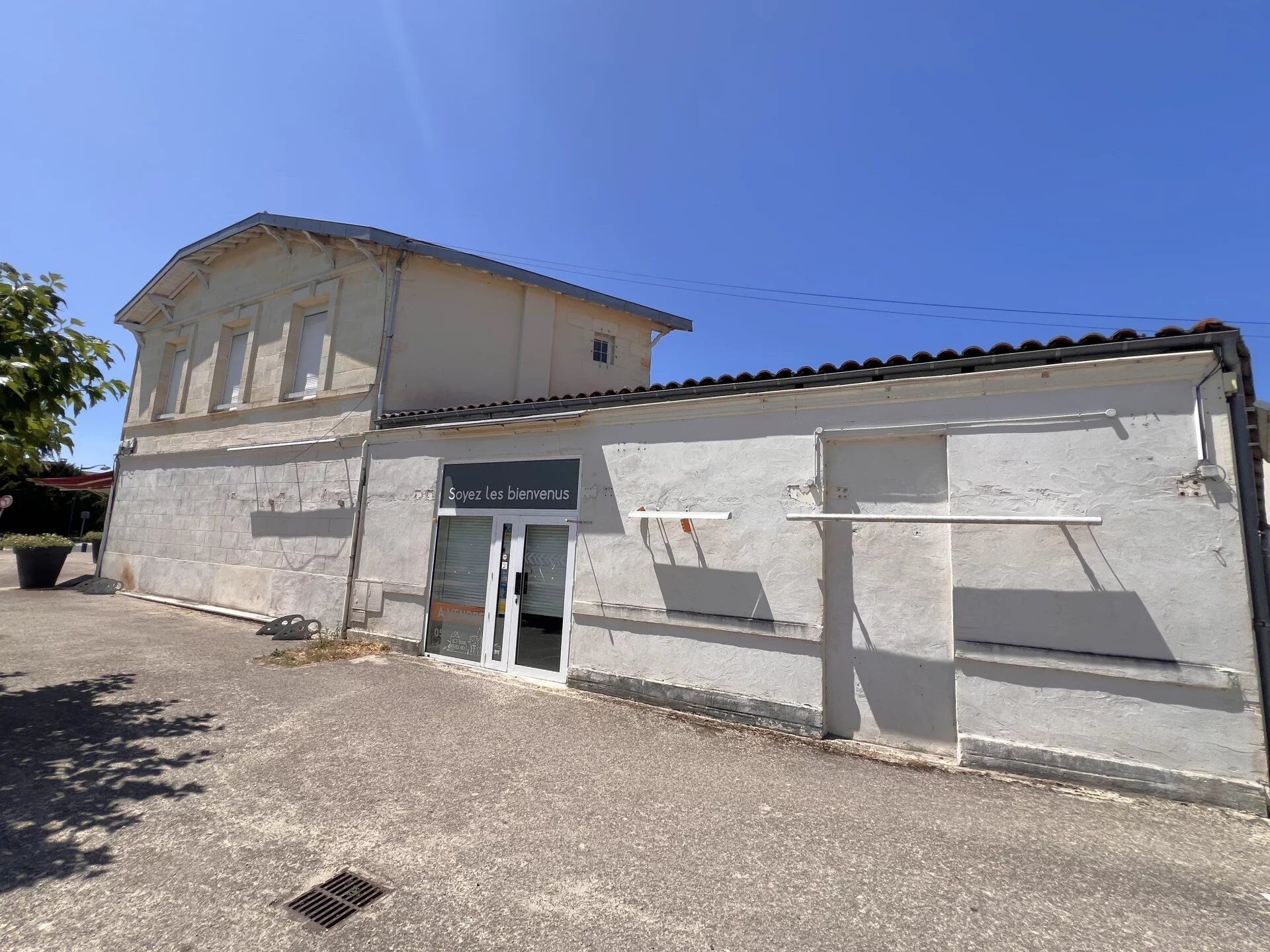 Local commercial 3 pièces 133 m² · à Arsac · 133 m² · 1 065 €/mois