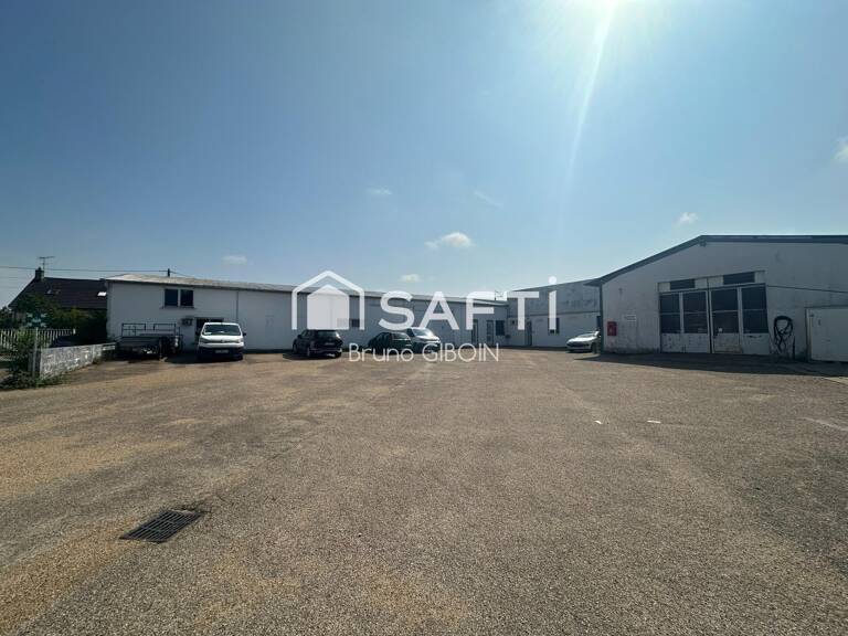 Locaux 880 m² comprenant stockage, atelier, bureaux. — photo 1