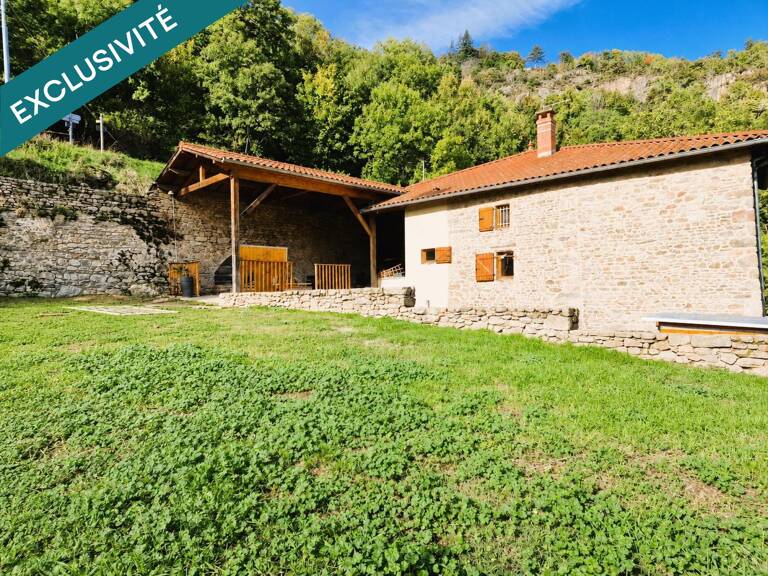 Je vous propose en Exclusivité, cette ferme en pierre du 19e siècle entièrement rénovée, située à 7 minutes à pied du charmant village d'Yzeron, sur 5100 m2 de terrain. — photo 1
