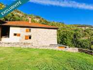 Je vous propose en Exclusivité, cette ferme en pierre du 19e siècle entièrement rénovée, située à 7 minutes à pied du charmant village d'Yzeron, sur 5100 m2 de terrain. — photo 2