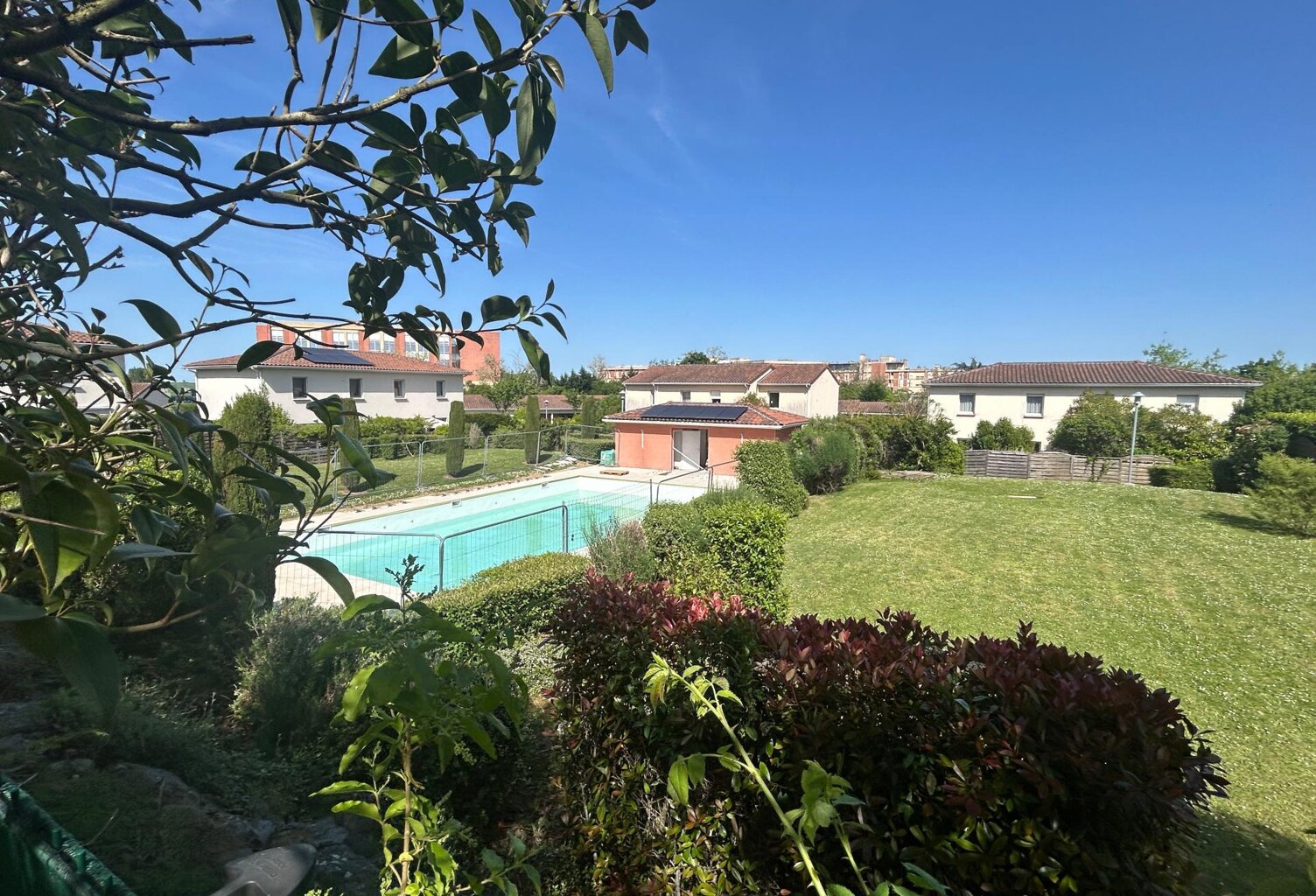 Résidence LE CLOS DE CEDRES - Maison T4 mitoyenne 80 m² avec terrasse, garage, piscine en copropriété et cadre verdoyant — photo 1
