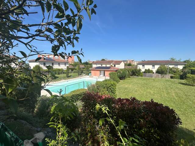 Résidence LE CLOS DE CEDRES - Maison T4 mitoyenne 80 m² avec terrasse, garage, piscine en copropriété et cadre verdoyant — photo du bien