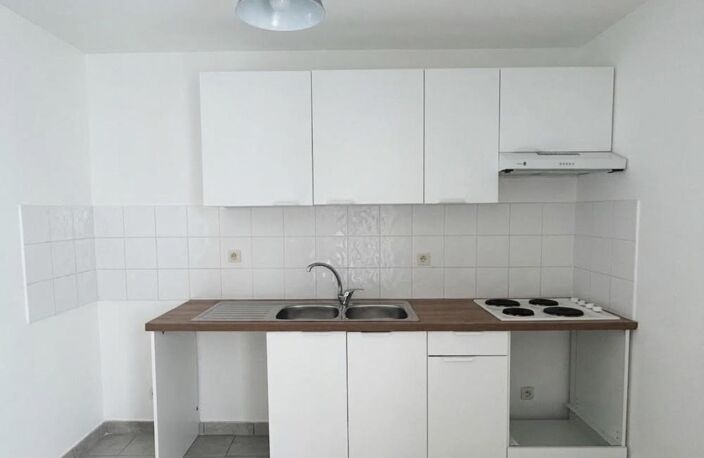 Résidence LE CLOS DE CEDRES - Maison T4 mitoyenne 80 m² avec terrasse, garage, piscine en copropriété et cadre verdoyant — photo 4