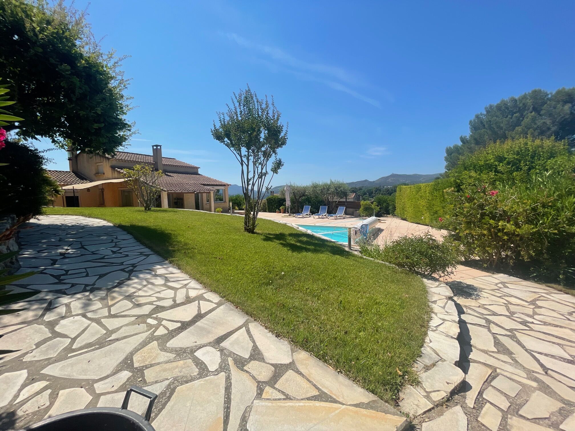 Ensemble immobilier d’exception avec 3 logements sur 2 500 m² de terrain