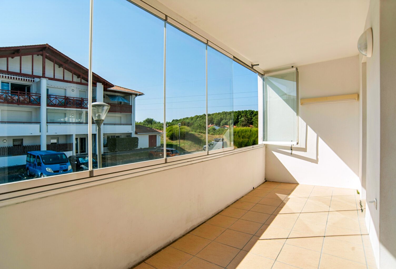 T3 avec grande pièce de vie, loggia et parking — photo 1