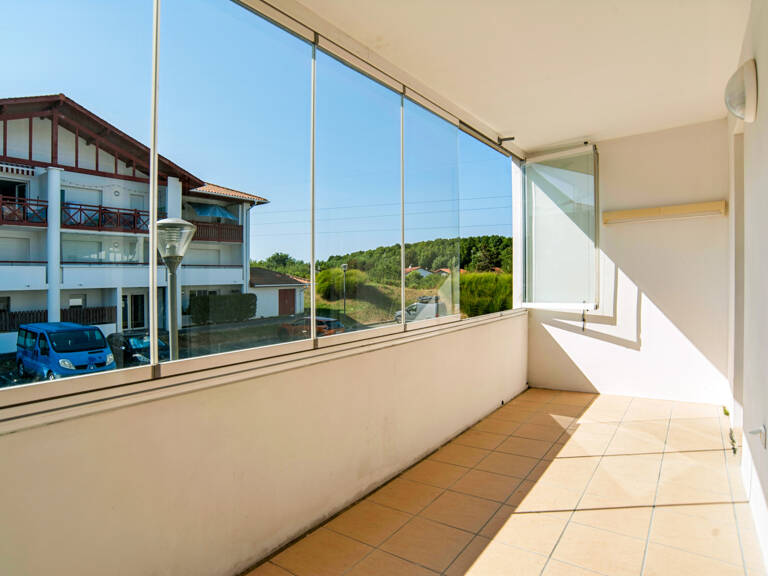 T3 avec grande pièce de vie, loggia et parking — photo 1
