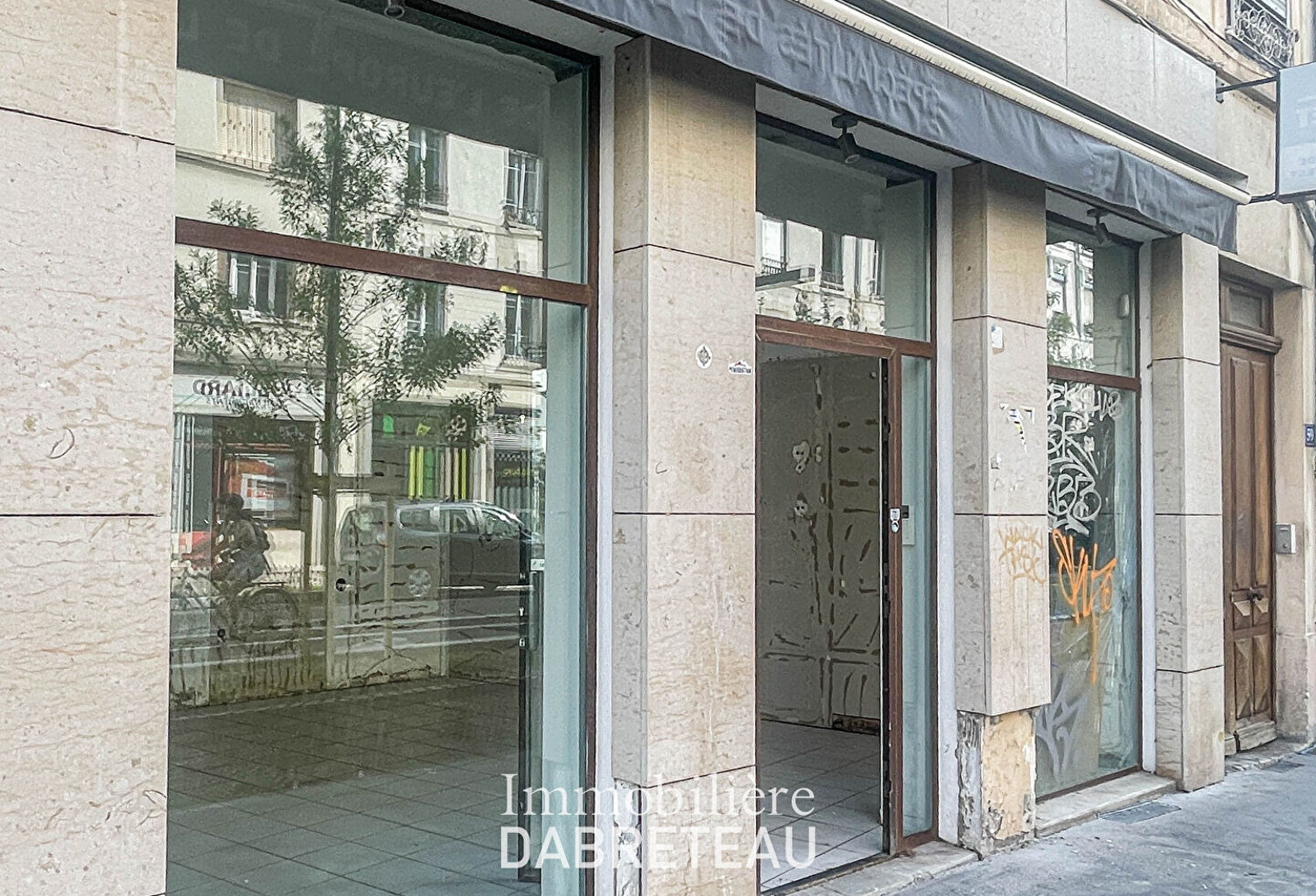Local commercial  62 m2 - 69007 LYON — photo 1