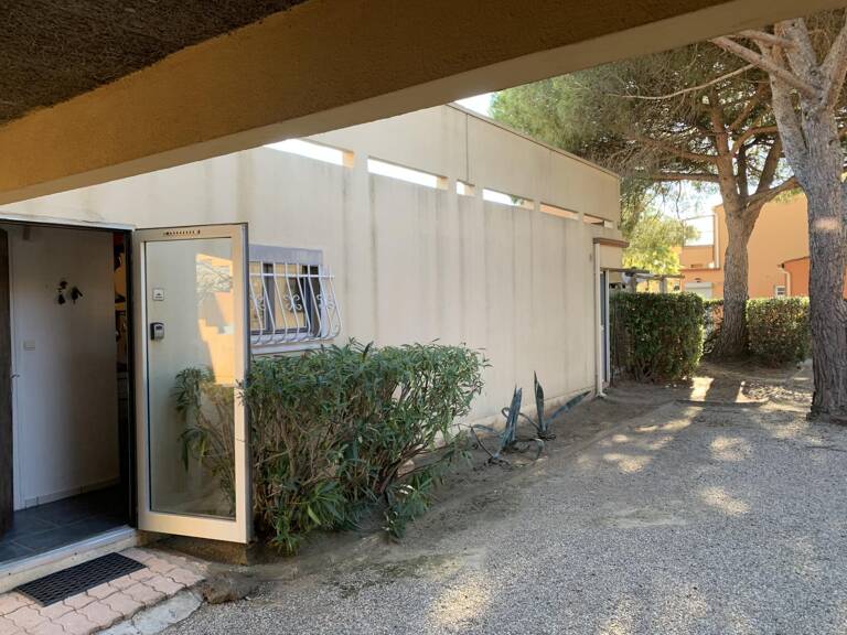 Cap d'Agde, emplacement coup de coeur pour ce rez de jardin trois pièces avec parking en nue propriété ou en viager — photo 1