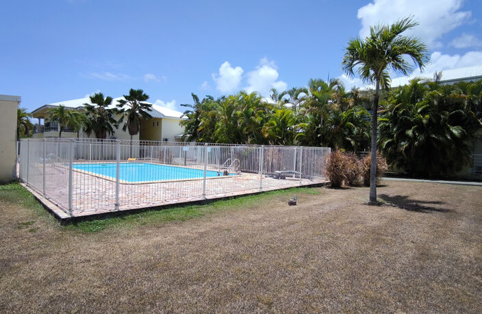 JOLIE T2 MEUBLÉ ET RÉNOVÉ DANS RÉSIDENCE AVEC PISCINE — photo 2
