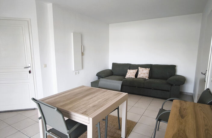 JOLIE T2 MEUBLÉ ET RÉNOVÉ DANS RÉSIDENCE AVEC PISCINE — photo 3