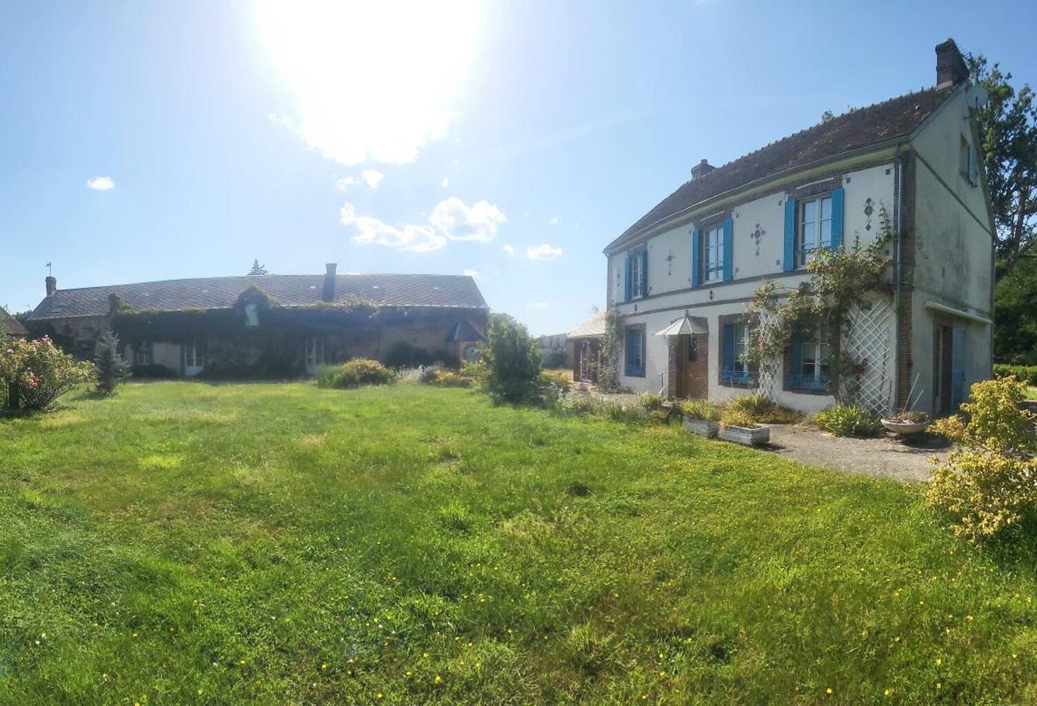 Propriété rare : deux maisons sur environ 9 000 m² — photo 1