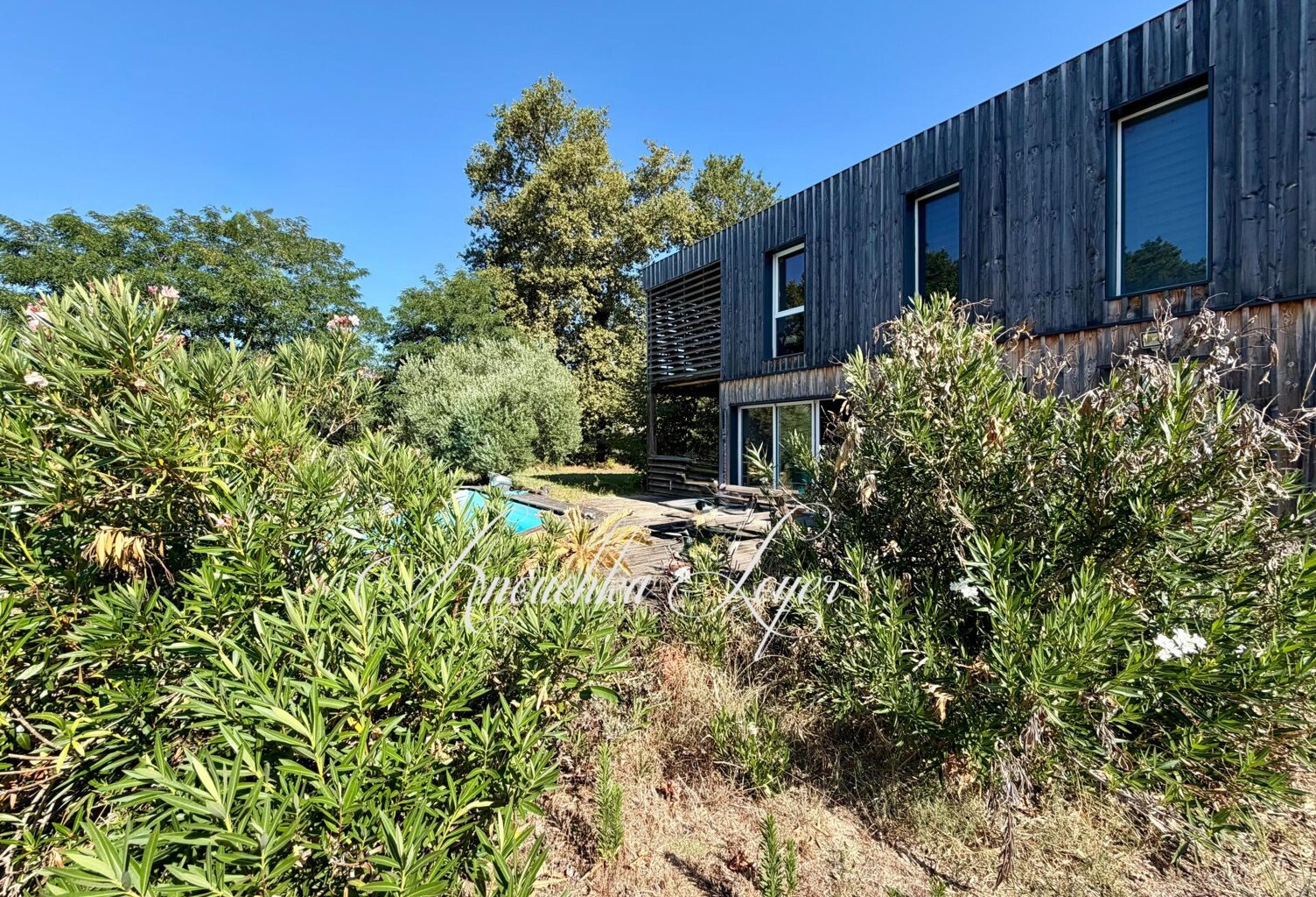 Maison avec terrain, carport, piscine et garage — photo 1