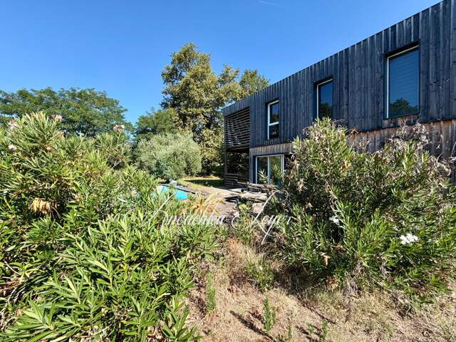 Maison avec terrain, carport, piscine et garage — photo du bien