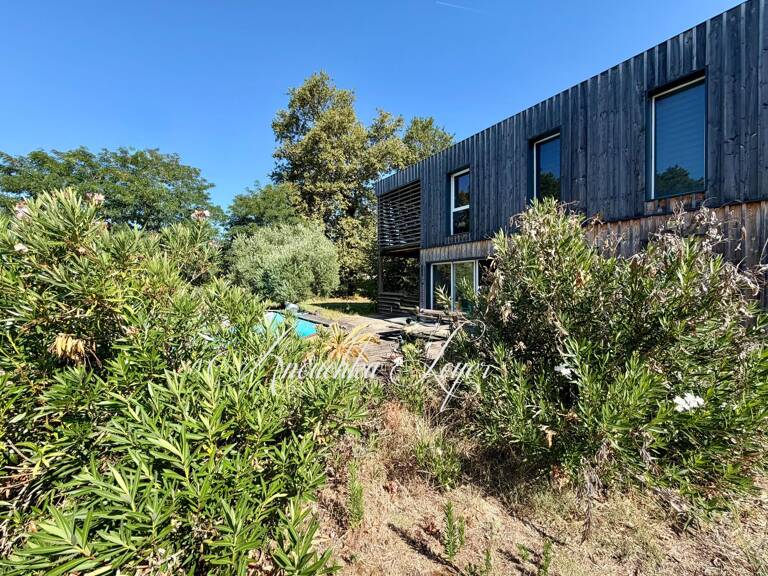 Maison avec terrain, carport, piscine et garage — photo 1