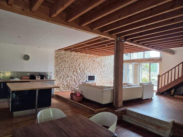 maison ancienne rénovée avec trois chambres et mezzanine, un grand espace de vie avec cuisine toute équipée. grange, atelier et stationnement — photo du bien