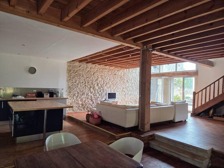 maison ancienne rénovée avec trois chambres et mezzanine, un grand espace de vie avec cuisine toute équipée. grange, atelier et stationnement — photo 1