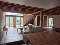 maison ancienne rénovée avec trois chambres et mezzanine, un grand espace de vie avec cuisine toute équipée. grange, atelier et stationnement — photo 2