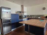 maison ancienne rénovée avec trois chambres et mezzanine, un grand espace de vie avec cuisine toute équipée. grange, atelier et stationnement — photo 4