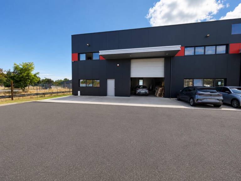 À louer  Local d'activité neuf de 288 m² avec mezzanine aménagée  Blanquefort — photo 1