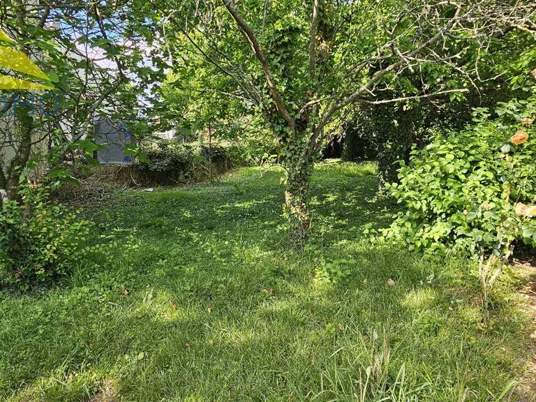 Terrain constructible de 657 m² à Mandres-les-Roses — photo 1