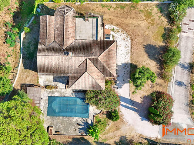 Mandelieu : Villa avec piscine et 2 dépendances; à rénover, f — photo du bien