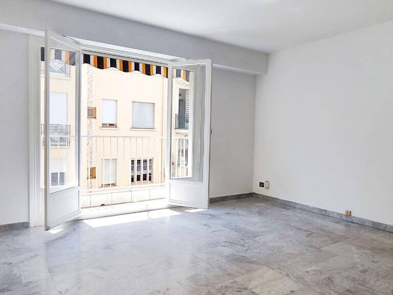Nice Libération : F1 avec balcon, transformable en 2 pièces — photo 1