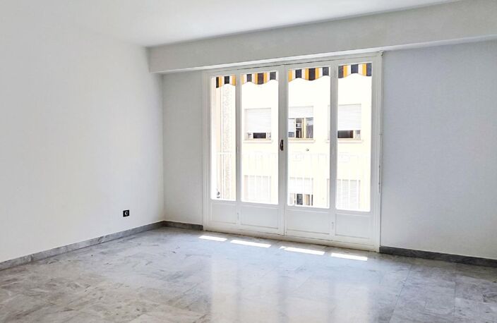 Nice Libération : F1 avec balcon, transformable en 2 pièces — photo 2