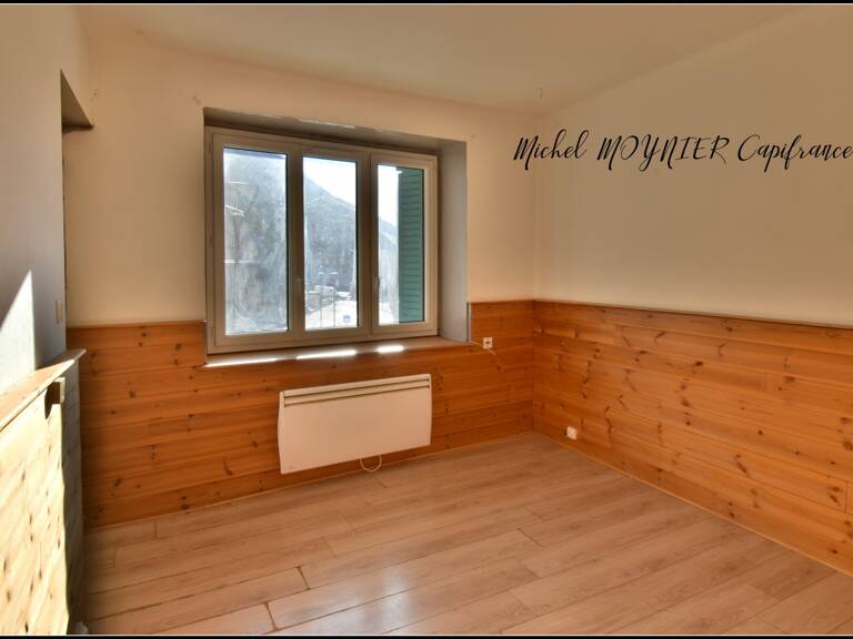 L’Argentière-la-Bessée centre : maison 5 pièces avec cave, combles et jardinet — photo 1