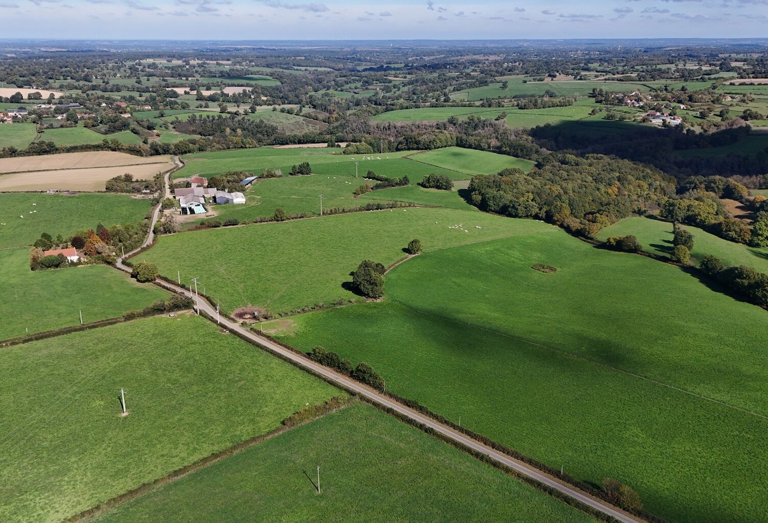 Propriété à vendre – Ancienne seigneurie avec 45 hectares attenants – Proche La Châtre (36) ferme équestre ou agricole — photo 1