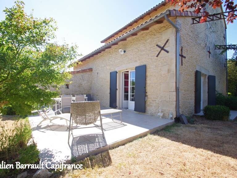 Maison familiale en pierre de 150m² avec 3 chambres rénovée en 2006 sur un terrain arboré et clos de 1617 m² — photo 1