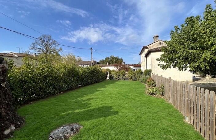 Tout proche de  Saint-André de Cubzac ,au calme à La Lande de Fronsac ,découvrez cette maison de village  R+1  en pierre 1900  d'environ 101 m² habitables — photo 2