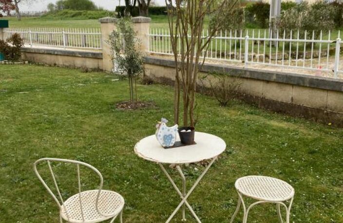 Tout proche de  Saint-André de Cubzac ,au calme à La Lande de Fronsac ,découvrez cette maison de village  R+1  en pierre 1900  d'environ 101 m² habitables — photo 3