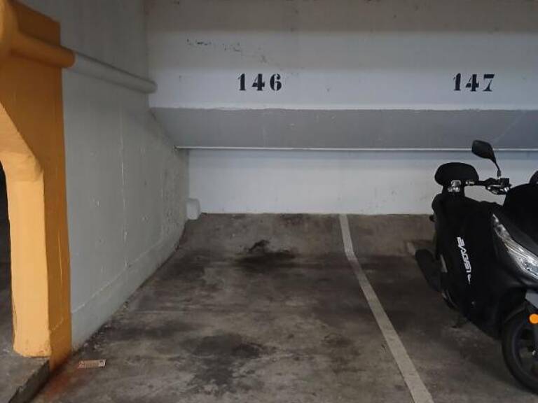 À VENDRE - Places de parking sécurisées -Vente à l'unité ou en lot — photo 1
