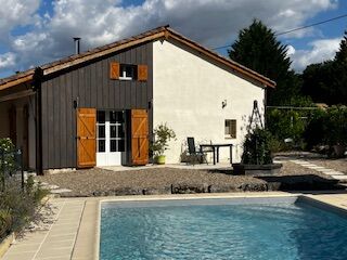 Très belle propriété en pierre entièrement rénovée composée de 2 habitations, 2 piscines, jardin et parcelle boisée