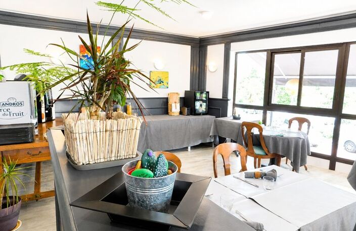 HÔTEL RESTAURANT AVEC PISCINE — photo 5