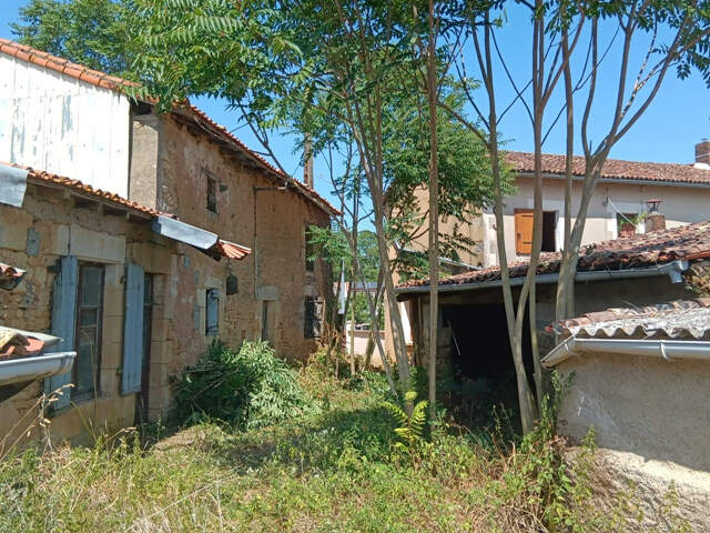 Maison ancienne à rénover   À 3 minutes de Gençay — photo du bien