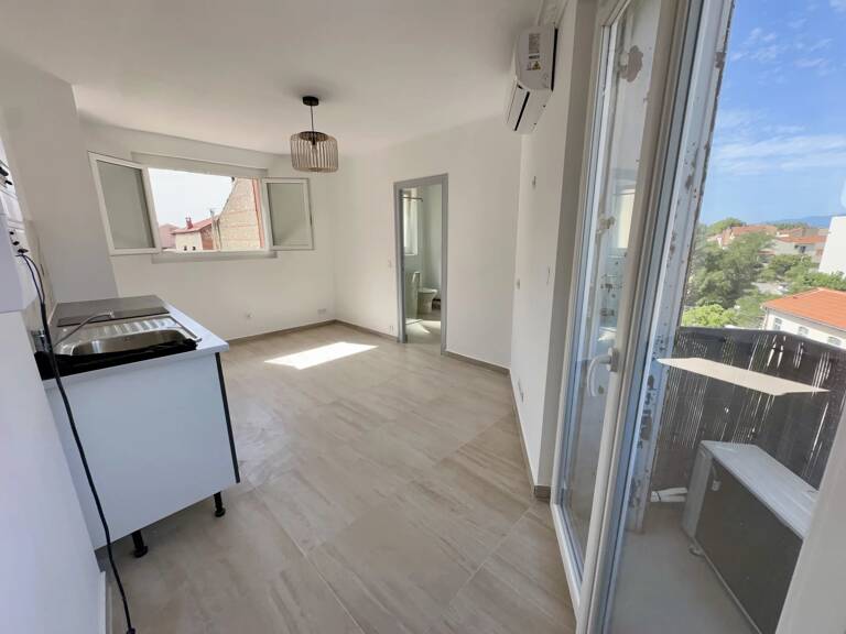Studio rénové, 3 ieme étage, sur 4 secteur St Martin — photo 1