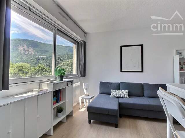 MEYLAN – T2 MEUBLÉ AVEC VUE MONTAGNE, CAVE ET PARKING — photo du bien