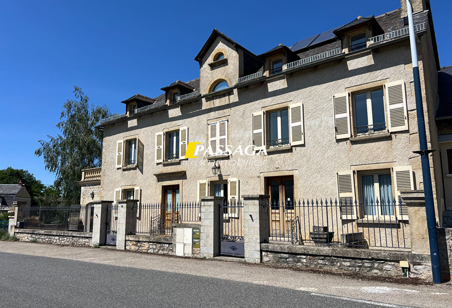 A VENDRE - Bel immeuble de rapport (4 appartements) avec terrain attenant - LAISSAC — photo 1