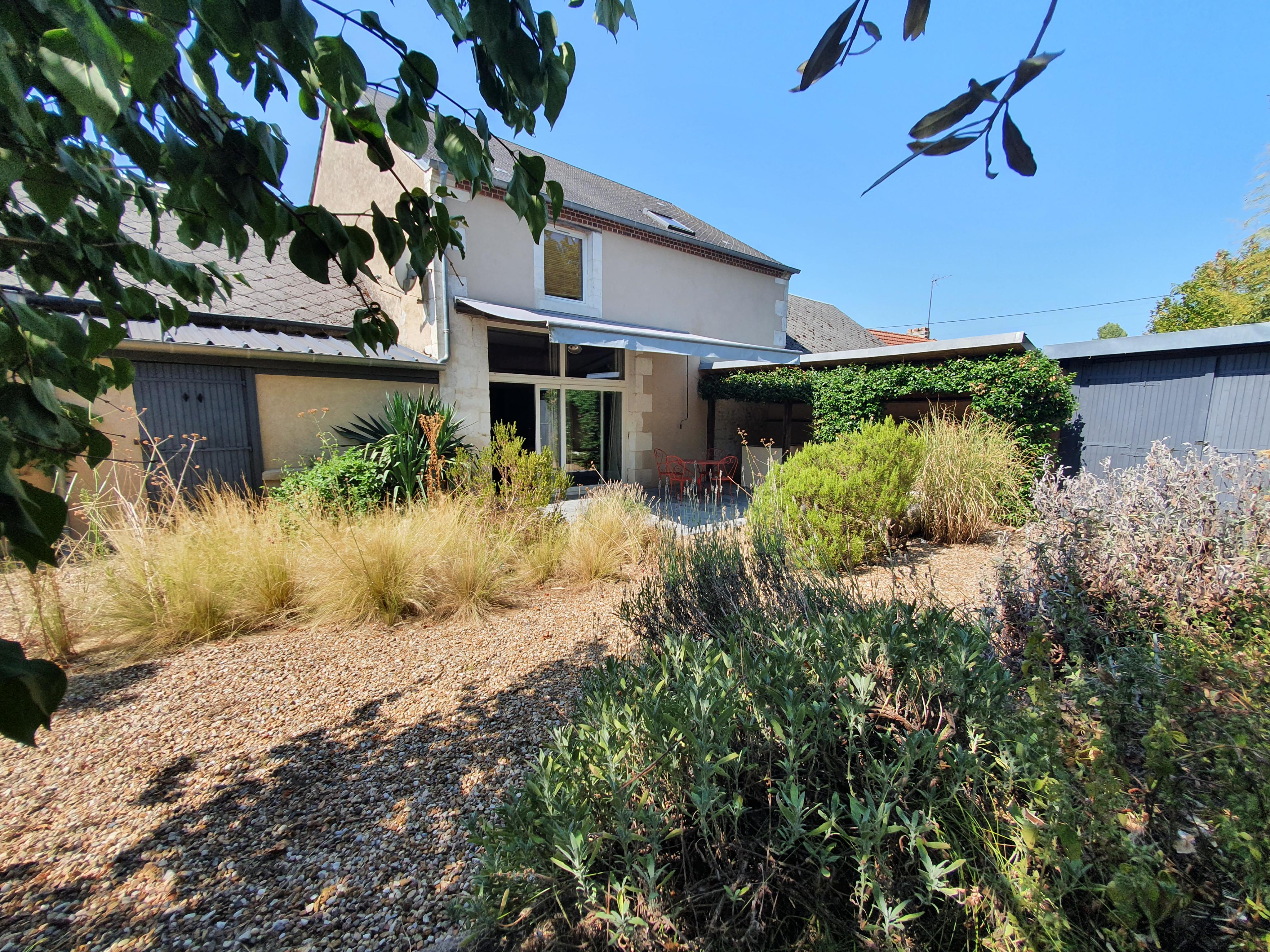 Proche Bourges - Maison rénovée offrant 157m² avec beau jardin et dépendances