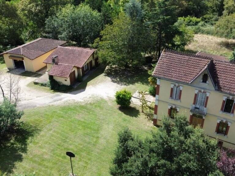 Ensemble immobilier avec 2 habitations, nombreuses dépendances et 1,7 hectare de terrain — photo 1