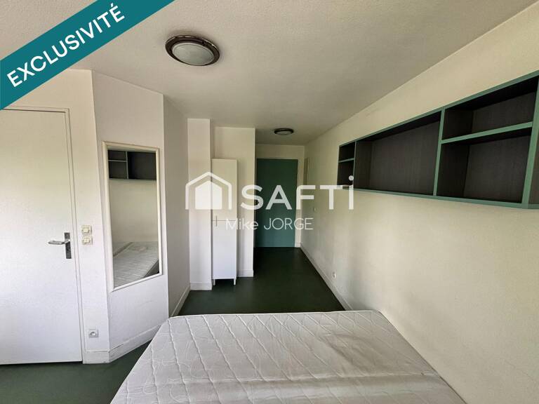 Studette au cœur des cités universitaires — photo 1