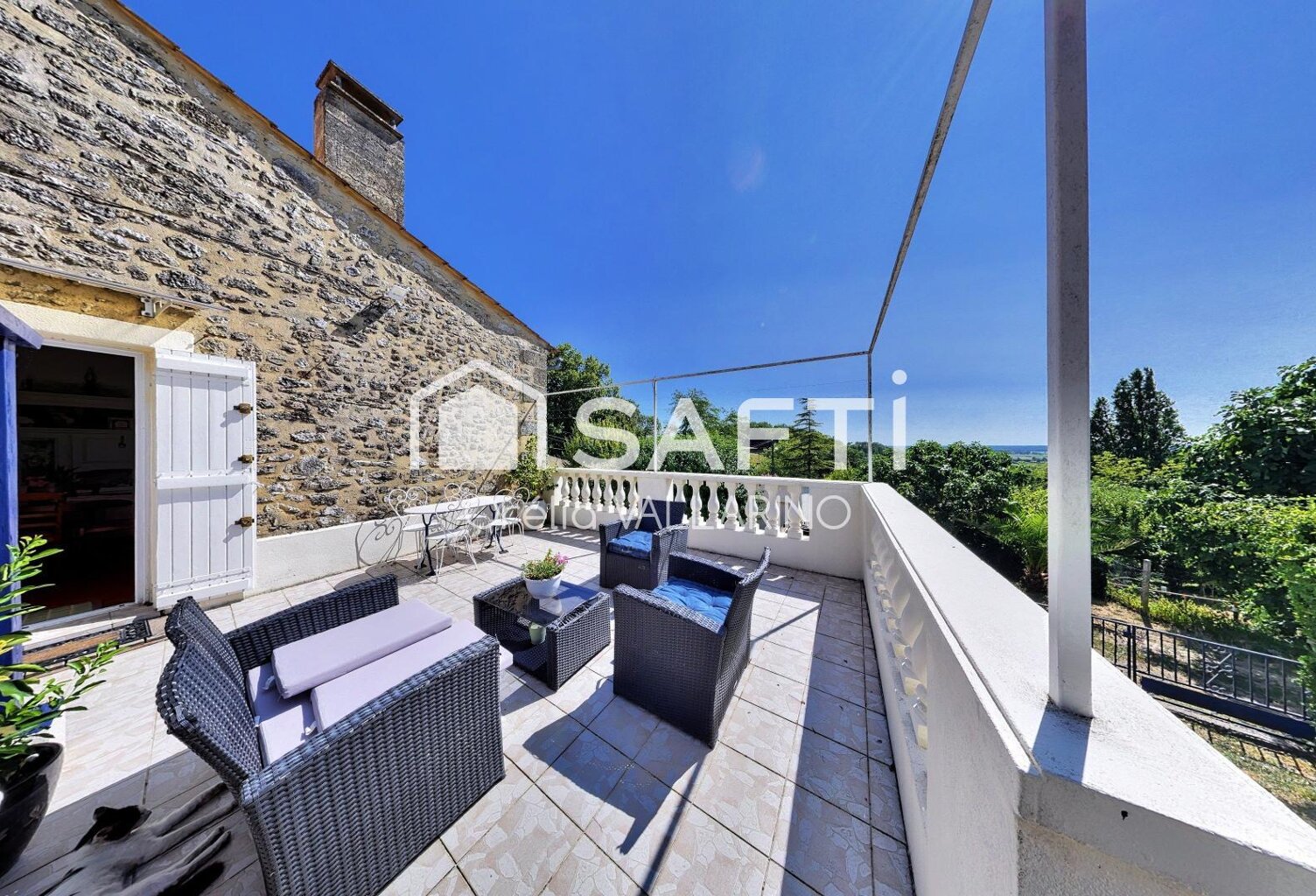 Maison en pierre avec terrasse et vue dégagée — photo 1