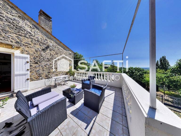 Maison en pierre avec terrasse et vue dégagée — photo 1